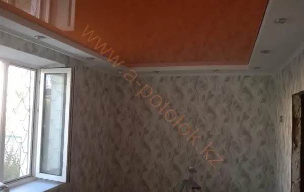 Глянцевый оранжевый натяжной потолок на кухне 8 м2